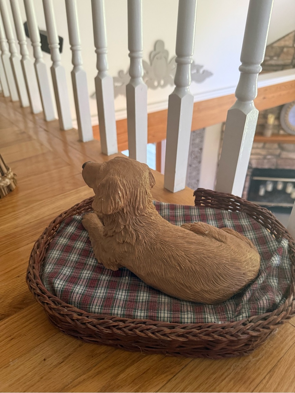 Sandcast Figurine Golden Retriever with Wicker bed & plaid cushion - Picture 4 of 6